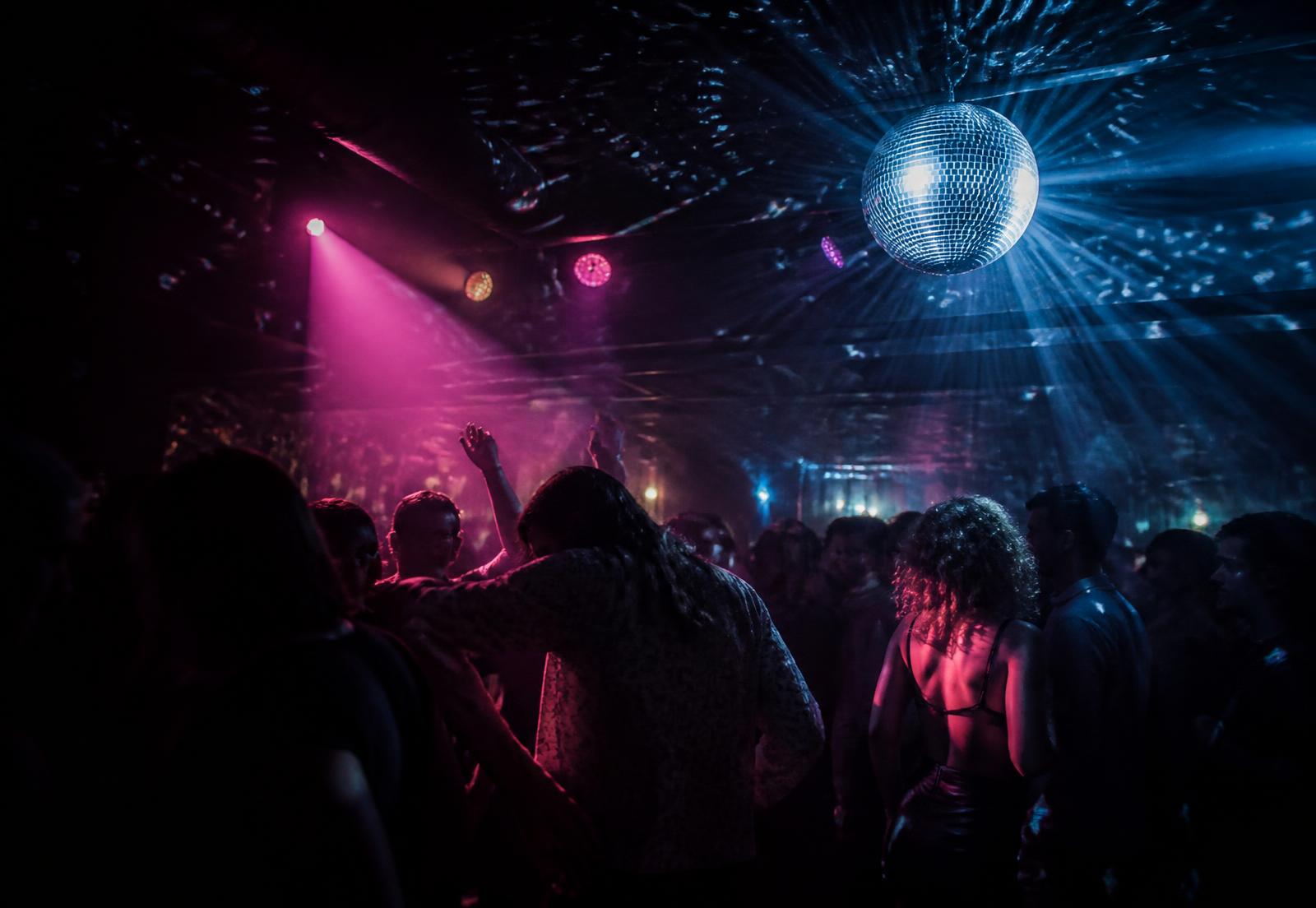 Pista de baile nocturna con bola de espejos